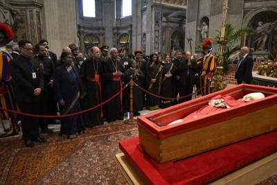 Indian President in Vatican City: Droupadi Murmu pays homage to Pope Francis