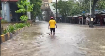 Mumbai rain: Railway tracks submerged, flight services disrupted, schools and colleges closed