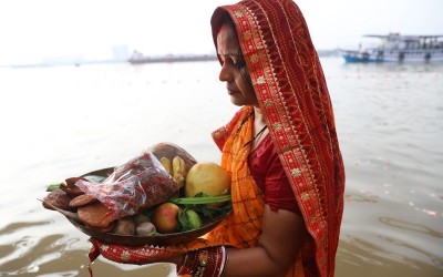 In Images: Devotees gather for sandhya arghya on Chhath Puja in Kolkata