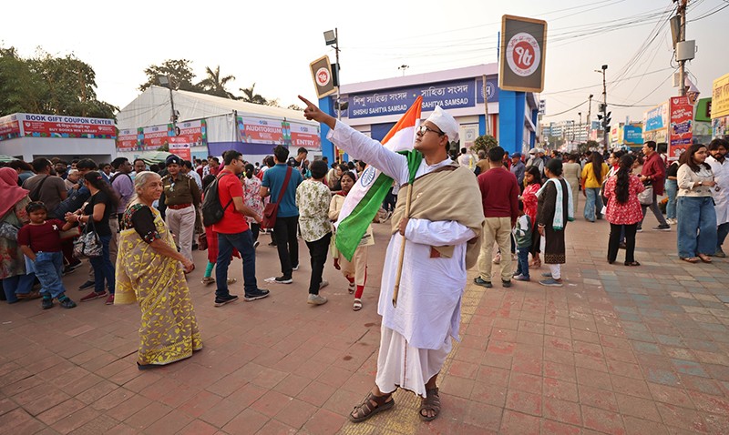 Book lovers flood Kolkata! Massive turnout at 49th International Book Fair