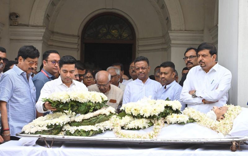 In Images: Abhishek Banerjee, other TMC leaders pay last respect to Mukul Roy