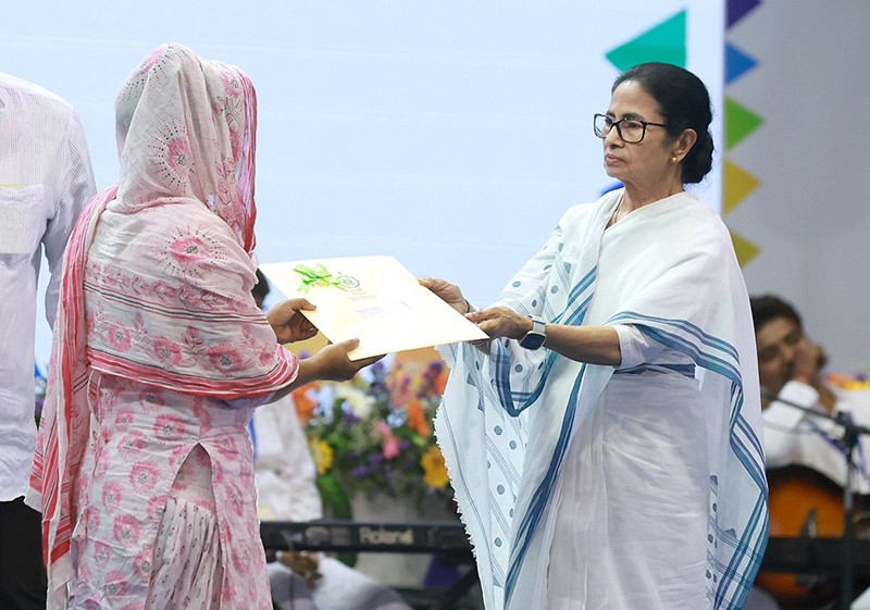 Mamata Banerjee joins grand Holi celebration in Kolkata — Watch the festive moments