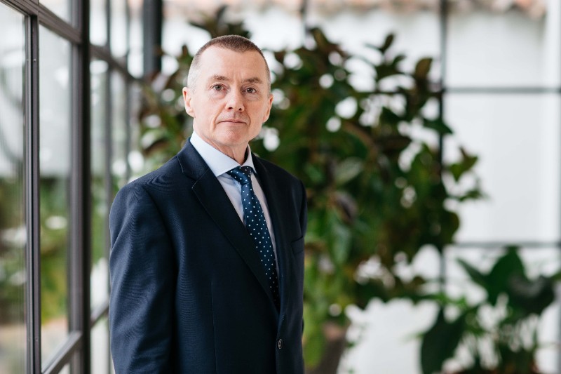 IndiGo names Willie Walsh CEO, marking strategic shift towards global aviation expansion plans.