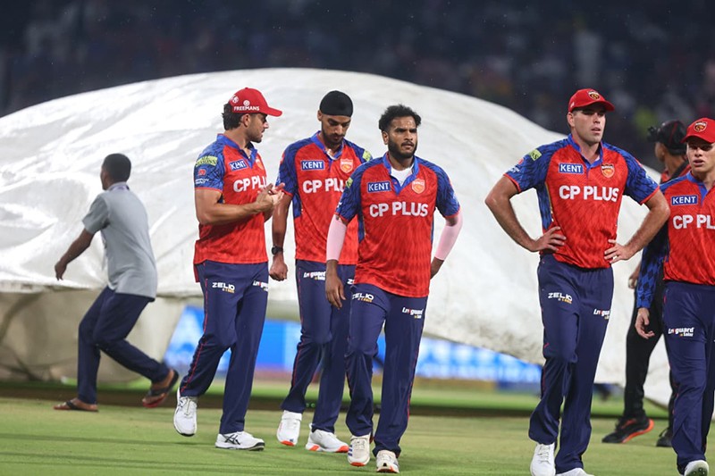 In Images: SRK at Eden Gardens for KKR match against PBKS