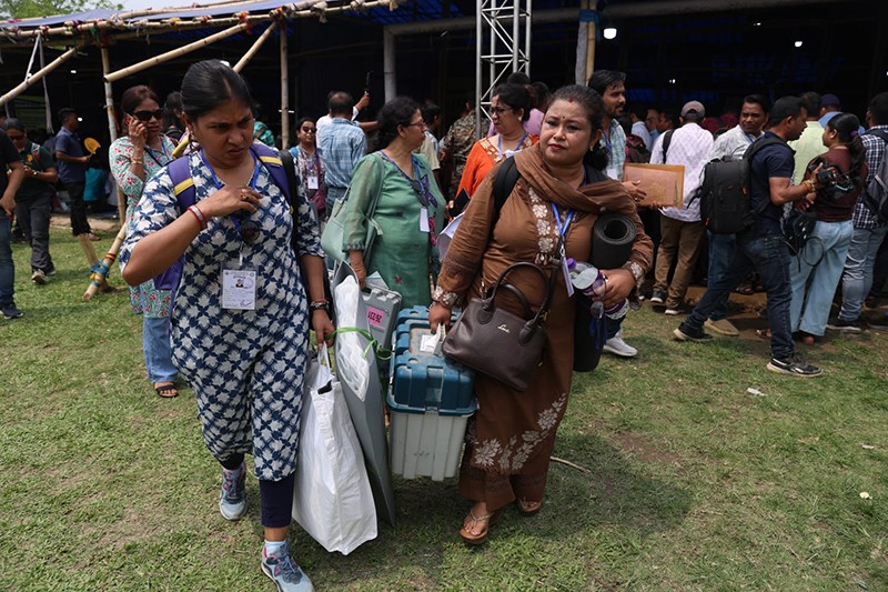 Phase 1 of Bengal polls tomorrow; polling personnel collect EVMs, other materials from a Siliguri dispersal centre