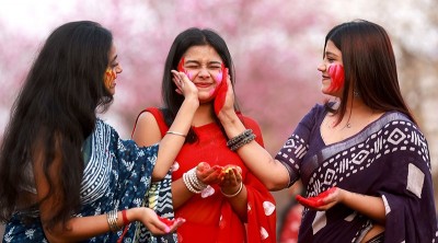 Splash of Spring: Holi celebrations in Kolkata