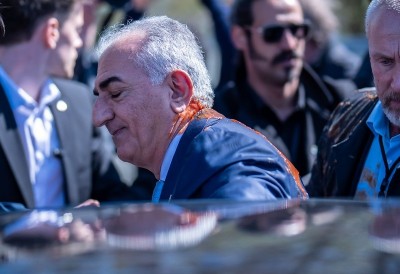 Exiled Iranian prince Reza Pahlavi splashed with red liquid during Berlin visit