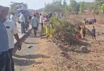 13 killed, 25 injured as truck overturns on tempo carrying wedding guests in Maharashtra