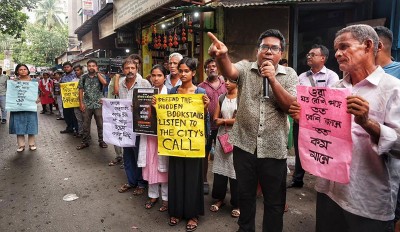 Reading Chain in Kolkata Amid College Street Eviction Fears