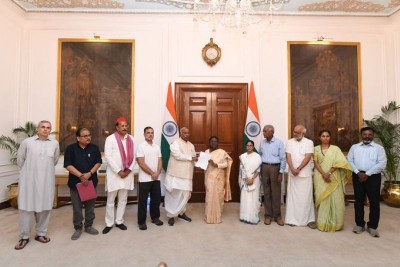 Rahul Gandhi 'stunned' after President meeting, INDIA bloc to approach CJI over 'vote chori' claims