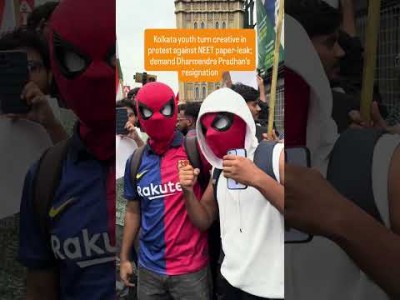Kolkata youth protests against NEET paper-leak