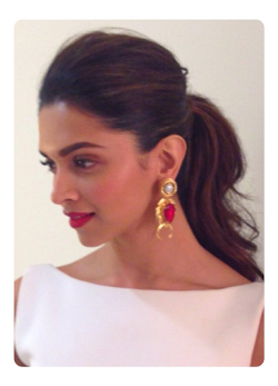 Deepika poses at Happy New Year promotion