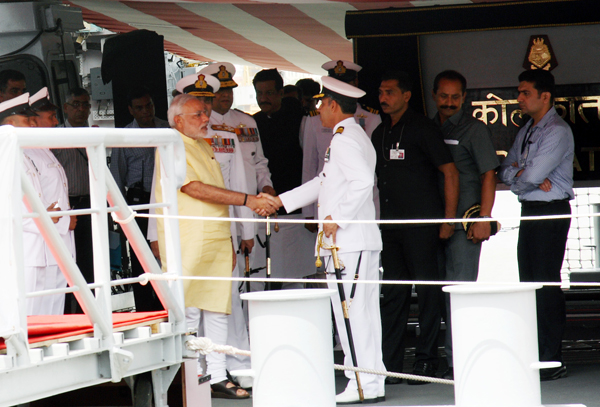 Narendra Modi with the Commanding Officer, Captain Tarun Sobti INS Kolkata