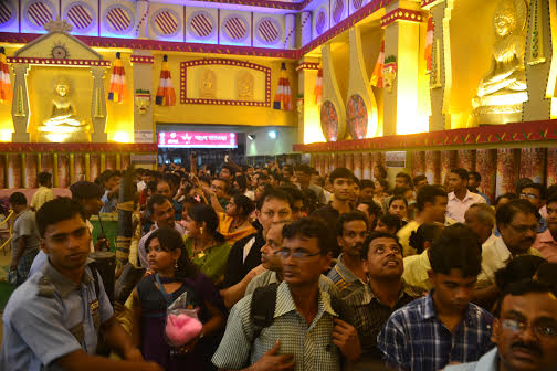 Festive fever grips Kolkata on Mahasaptami evening 