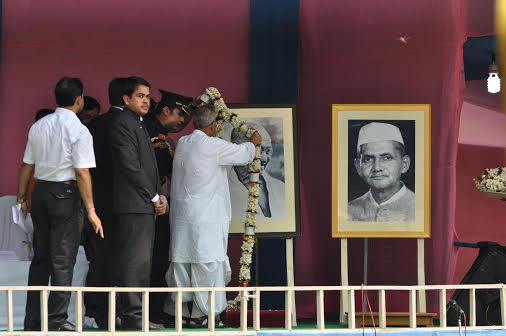 Pranab Mukherjee paying floral tributes to Mahatma Gandhi