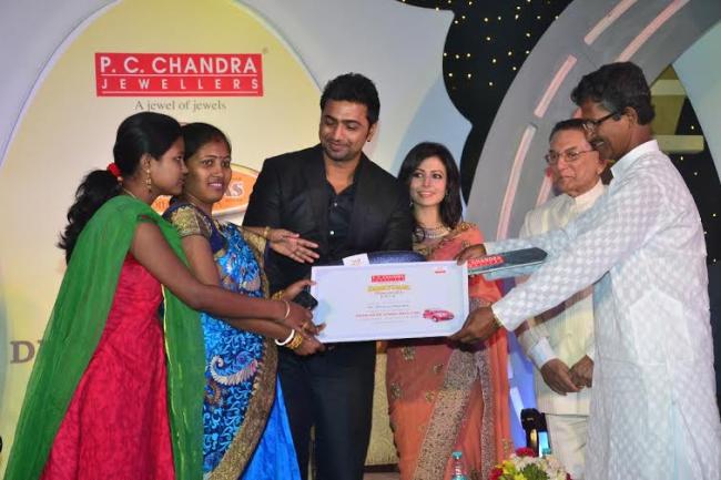 Dev, Koel glam up P C Chandra prize distribution