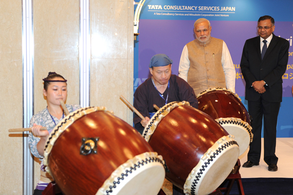 Japan: PM Modi plays drums 