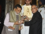Pranab Mukherjee presenting the Gandhi Peace Prize 