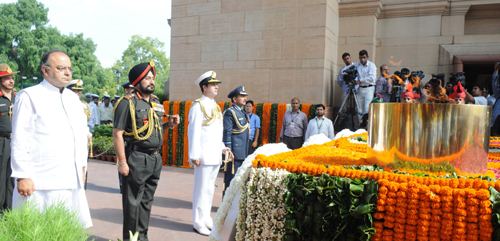 Jaitley, Army Chief salute Kargil heroes at Amar Jawan Jyoti