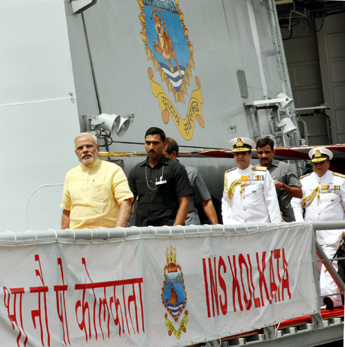 Narendra Modi with the Commanding Officer, Captain Tarun Sobti INS Kolkata