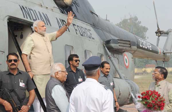 Modi being received by the Governor of Uttar Pradesh