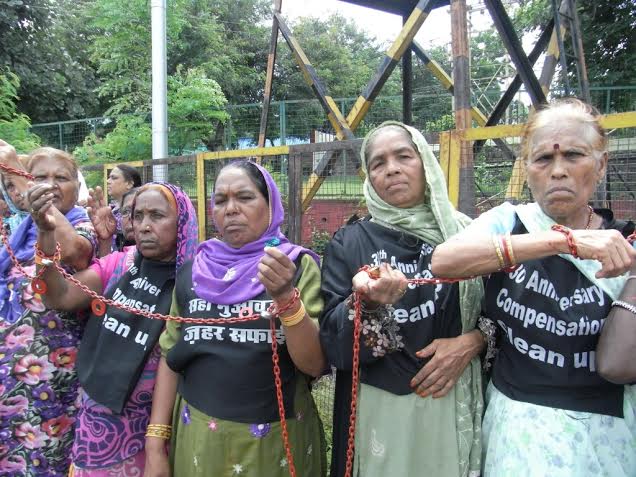 Bhopal Gas victims chain themselves to CM's house demanding compensation