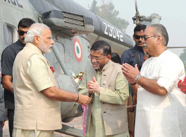 Modi being received by the Governor of Uttar Pradesh