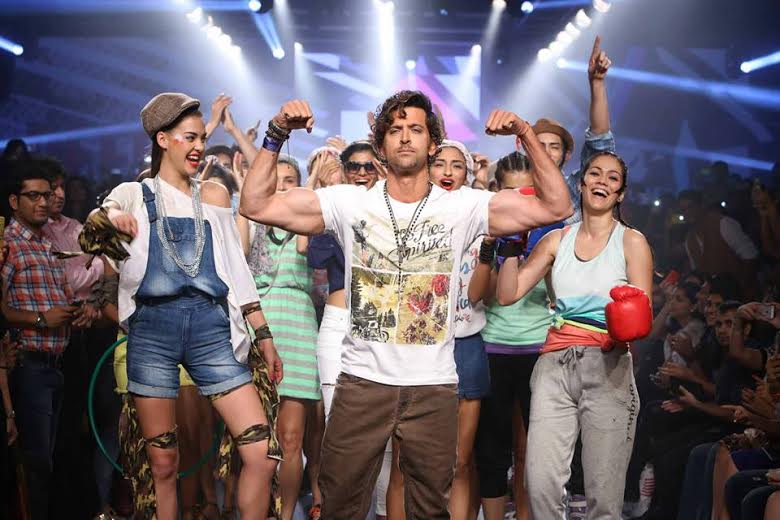 Hrithik Roshan walks the ramp for his brand HRX at the Myntra Fashion Weekend!