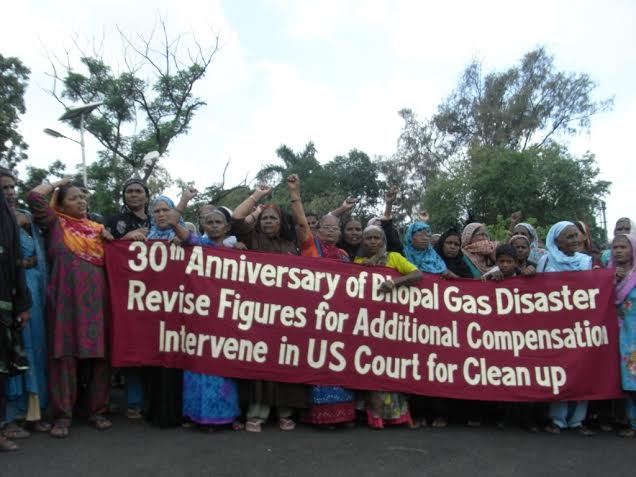 Bhopal Gas victims chain themselves to CM's house demanding compensation