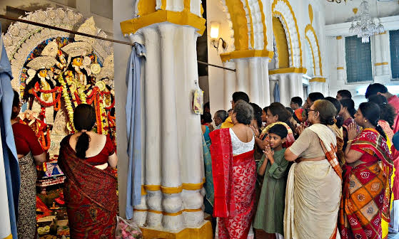 Festive fever reaches peak on Maha Ashtami-Maha Navami