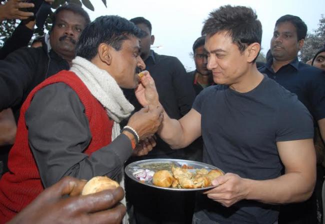 Aamir Khan enjoys Litti Chokha at Patna