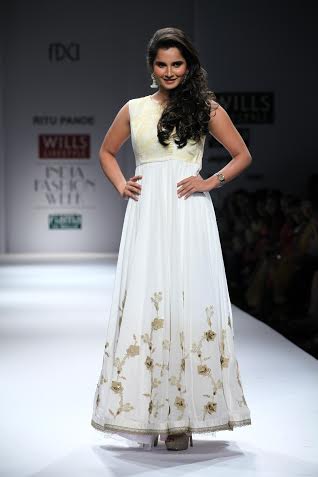 Sania Mirza walks for designer Ritu Pande at WLIFW 