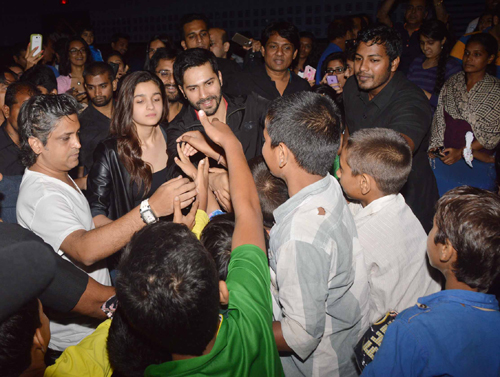 Alia, Varun wow fans at screening