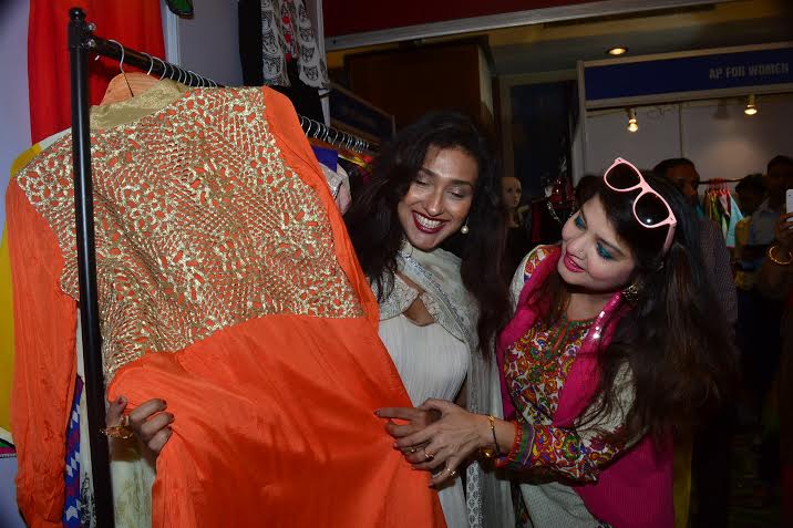 Rituparna, Pallavi visits 'High Street Martket Via Moda'