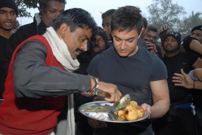 Aamir Khan enjoys Litti Chokha at Patna