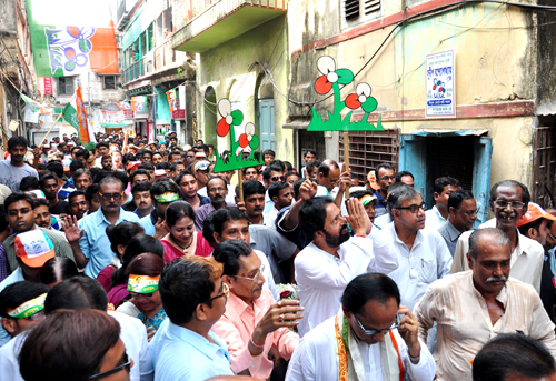 LS: Political leaders campaign in Kolkata