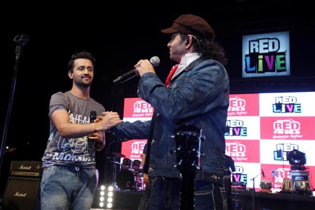 Atif Aslam, Mohit Chauhan performs together