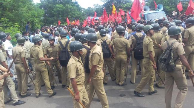 Left protesters clash with police in Kolkata 