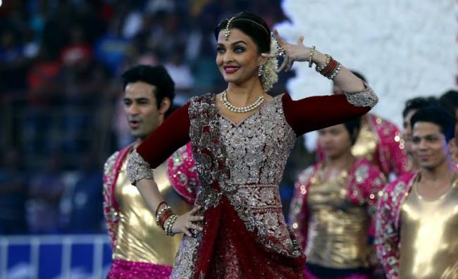 ISL fever grips India, stars dazzle at opening ceremony