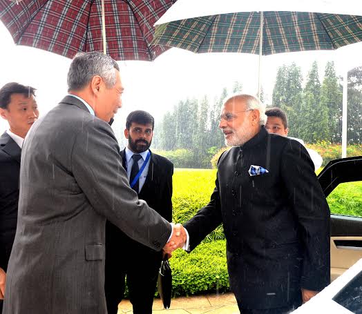Narendra Modi being received by the Prime Minister of Singapore