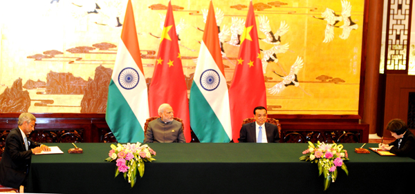 Narendra Modi with the Chinese Premier, Mr. Li Keqiang, during the Ceremonial Welcome