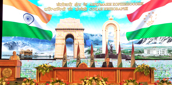 Narendra Modi being received by the President of Tajikistan