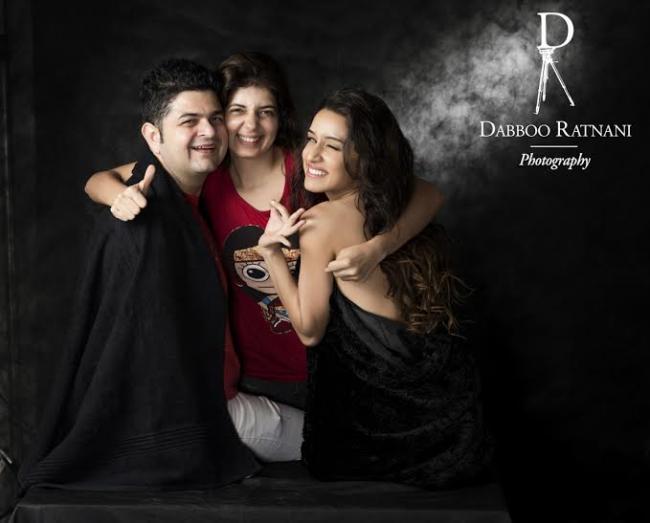Shraddha poses with Dabboo Ratnani, family