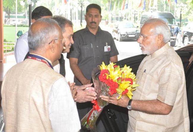 PM urges Panchayat members to work with a five-year vision 