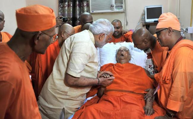 Modi meets Swami Atmasthananda in Kolkata hospital