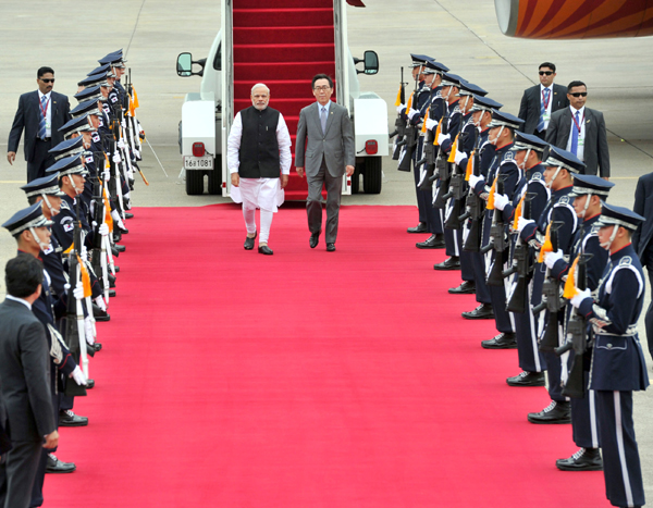 Modi arrives at ROK Airbase, in Seoul, South Korea