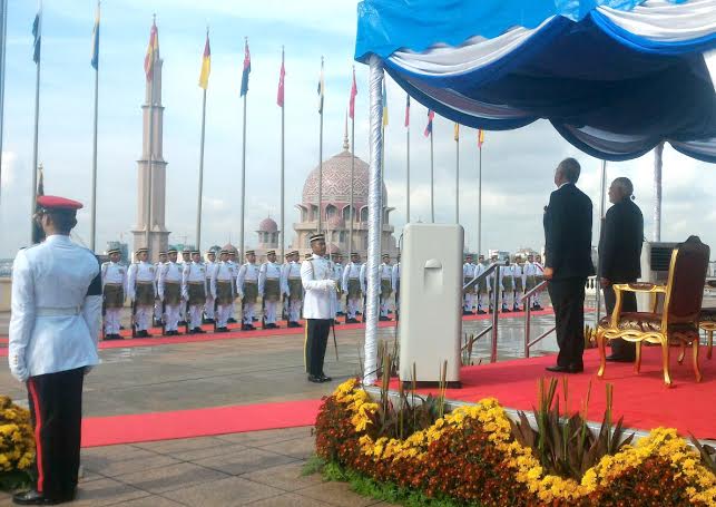 Narendra Modi being received by the Prime Minister of Malaysia, Mr. Najib Razak