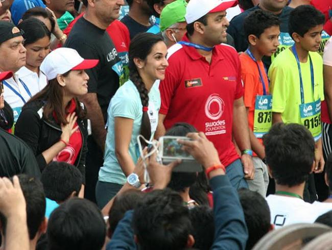 Dia Mirza supports Swades Foundation at Mumbai Marathon