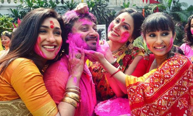 'Bela Sheshe' cast celebrate basanta utsav