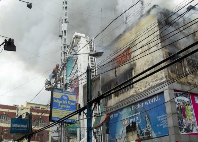 Kolkata: Fire fighters battle to bring supermarket blaze under control